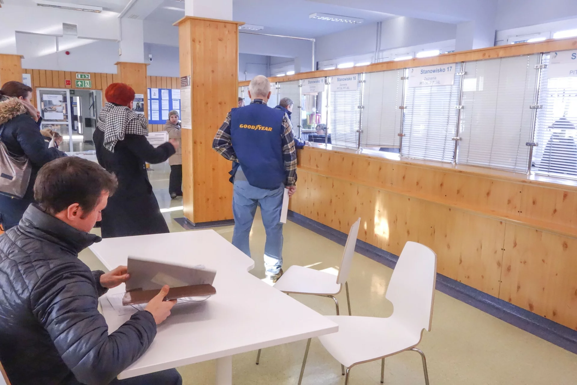 Polacy szturmują urzędy, by dostać jeszcze stare decyzje WZ. Dlaczego? Zmiany w decyzjach o warunkach zabudowy (WZ). Co się zmieni w 2026 roku?