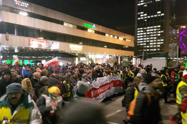 Gorący wieczór w Warszawie.