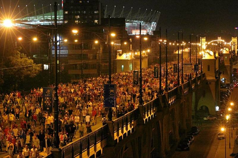 Kibice na moście, wracający z meczu.