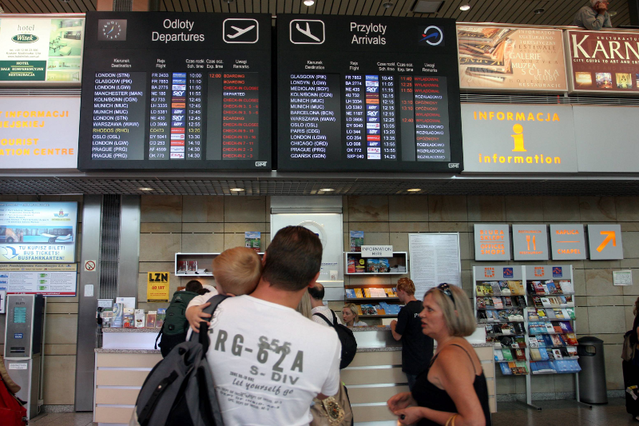 Polscy turyści koczują na lotnisku