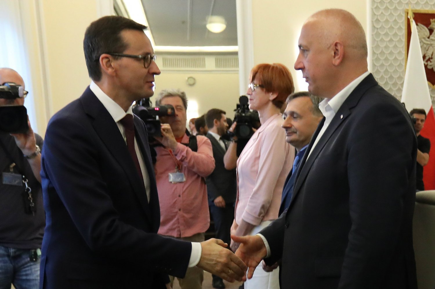 W "Newsweeku" przeczytamy o współpracy Morawieckiego i Brudzińskiego. Za jakiś czas ma dojść między nimi do walki o schedę po Kaczyńskim.