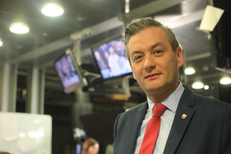 Robert Biedroń zarzuca politykom PiS brak obycia w świecie i kompromitowanie nas na Zachodzie.