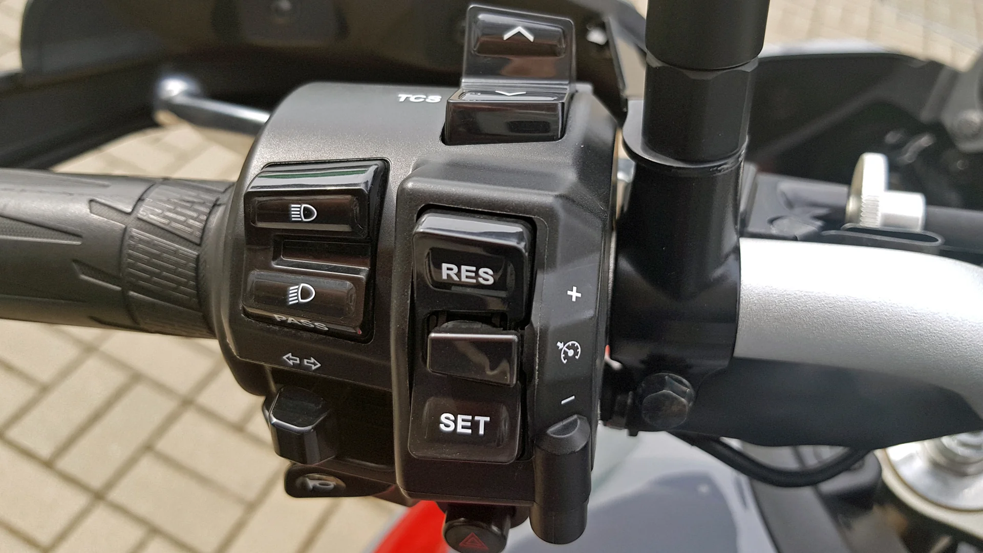 Centrum obsługi funkcji wszelakich. Tracer 900 ma miedzy innymi tempomat.