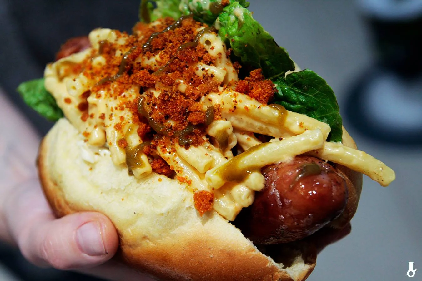 Hot dog z mac and cheese i płonącymi cheetosami już wygląda pysznie!