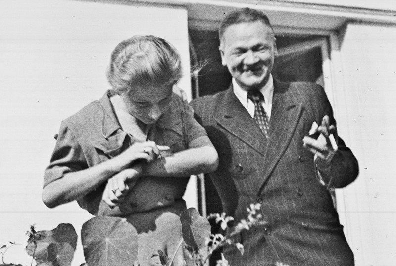 Władysław Broniewski z Anką pochyleni nad noworodkiem.