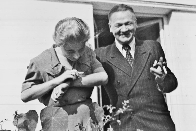 Władysław Broniewski z Anką pochyleni nad noworodkiem.