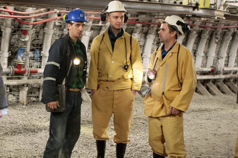 Były piłkarz Paweł Bugała, a także "Ofensywni": Łukasz Olkowicz i Piotr Wołosik w kopalni w Stefanowie