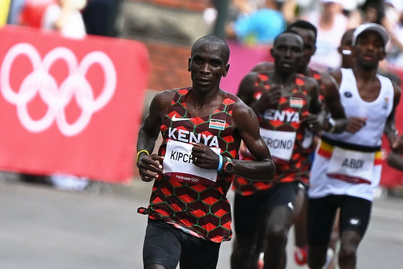 Eliud Kipchoge wygrał niedzielny maraton w Tokio, broniąc tytuł zdobyty na igrzyskach w Rio de Janeiro