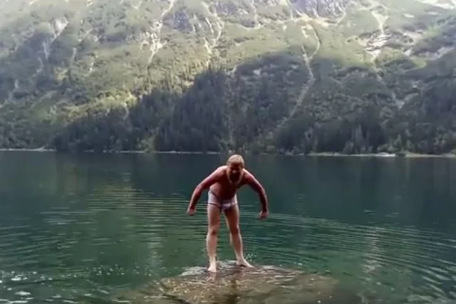 Rosjanin wykąpał się w Morskim Oku. Nie mógł się oprzeć.