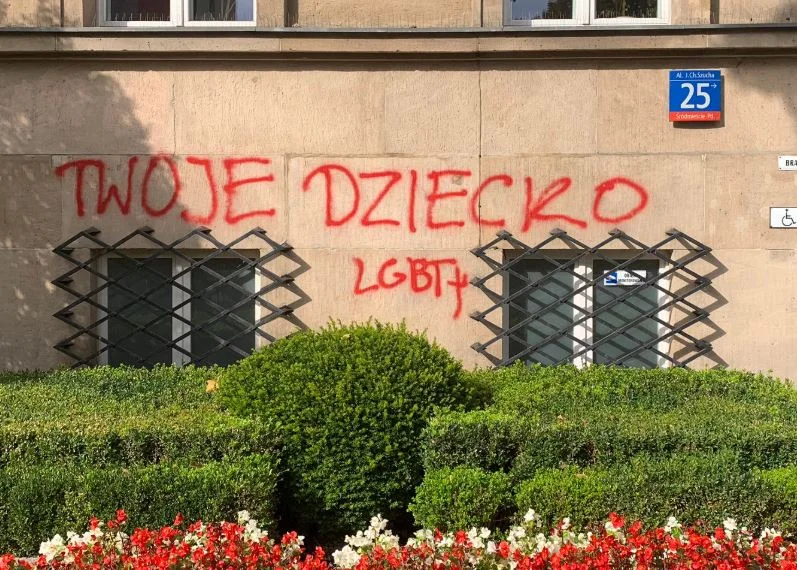 Pomazana została elewacja budynku MEN przy alei Szucha. Napisy związane z LGBT na budynku MEN.
