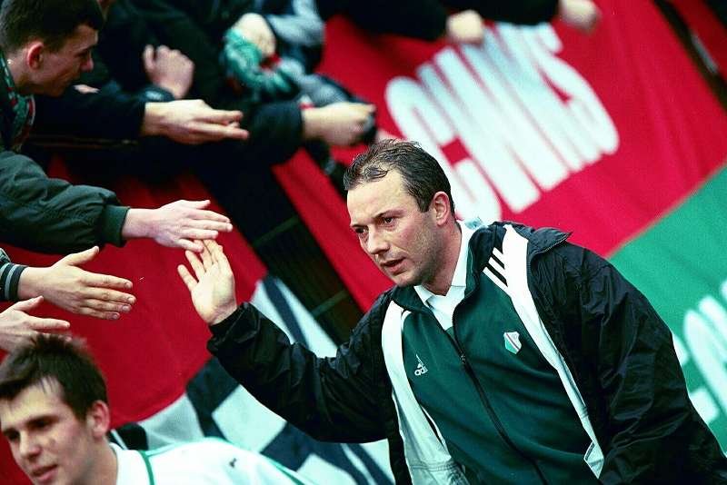 Wojciech Kowalczyk - kiedyś idol, legenda Legii Warszawa. Dziś autor szczerej autobiografii.