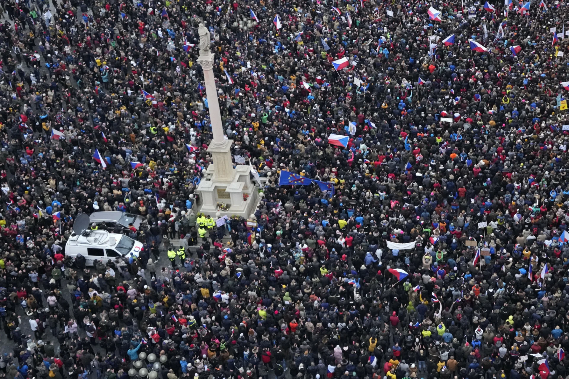 Dziesiątki tysięcy Czechów protestowało na ulicach Pragi przeciwko działaniom rządu związanym z walką z pandemią COVID-19.