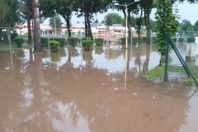 W Kłodzku zalane są ulicy i budynki.