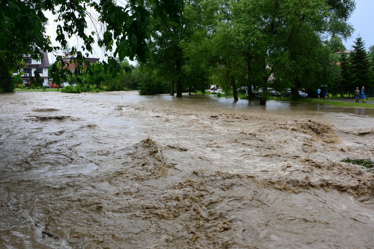 Z powodu silnych opadów deszczu podniosły się poziomy wody w rzekach.