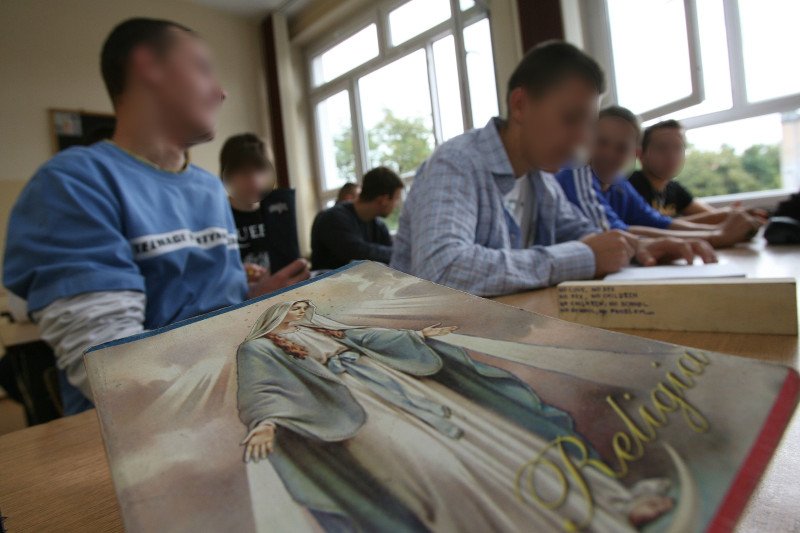 Coraz więcej uczniów rezygnuje z katechezy w szkole.