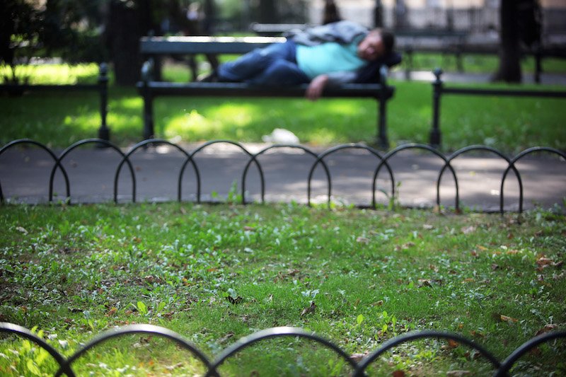 Radny miejski Łukasz Wantuch wziął się za problem z bezdomnymi na Plantach w Krakowie. Jego uchwały odrzucono.