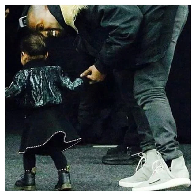 North West z ojcem po pokazie.