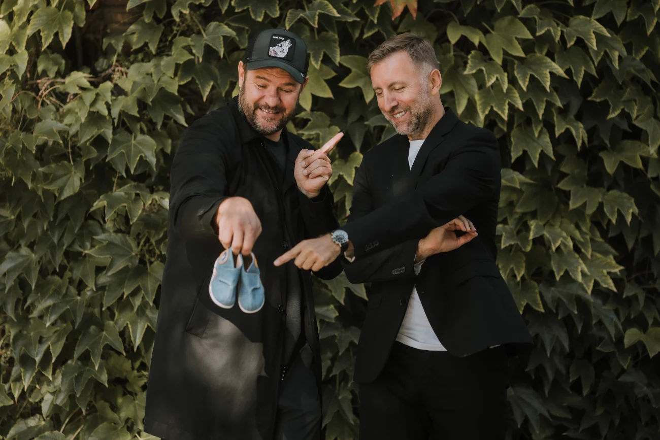 Tomasz Karolak, ambasador marki Slippers Family, i Marek Soltyk, Prezes Zarządu Shoes for Fun S.A.