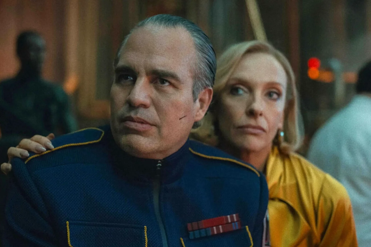 Mark Ruffalo i Toni Collette w filmie "Mickey 17"