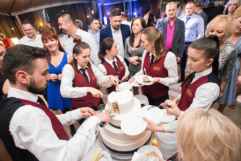 Jeśli tort na wesele jest od "obcego" dostawcy, niektóre sale domagają się pieniędzy za wniesienie go. A to tylko przykład.