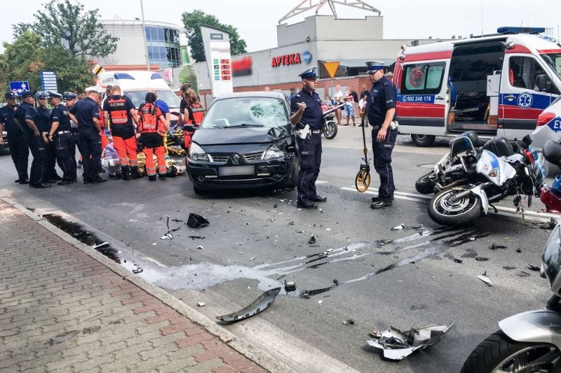 Policjant ranny podczas zabezpieczania dojazdu na Pol'and'Rock w Kostrzynie.