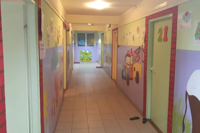 O czystość na terenie ośrodka dba polski personel. Polki przygotowują też posiłki, a bezpieczeństwo zapewnia ochrona.