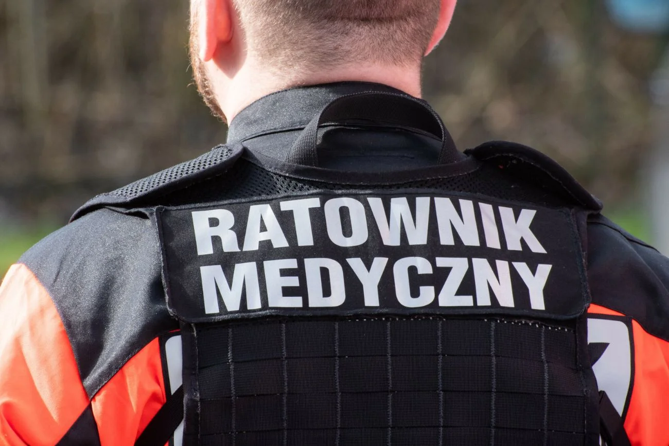 Szokujące zachowanie ratowników medycznych. To zrobili z ciałem. Skandal w Makowie Mazowieckim. Zostawili ciało kobiety przy śmietniku.