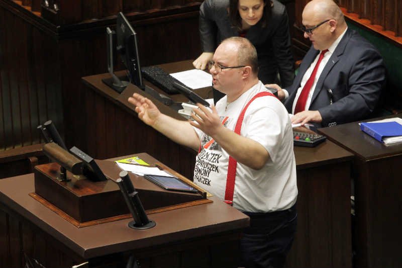 Rafał Wójcikowski z Kukiz '15 chwali kiboli Legii za grożenie śmiercią dziennikarzom i opozycji.