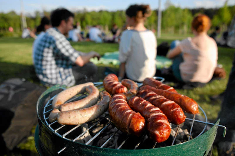 Podatek od "grillowania"? Internauci panikują, że ministerstwo finansów nakłada akcyzę na brykiet węglowy