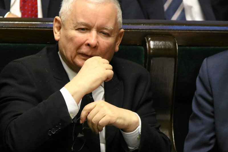 Merkel w drodze do Warszawy, a w niemieckiej gazecie ukazuje się "dziwny wywiad" z Kaczyńskim