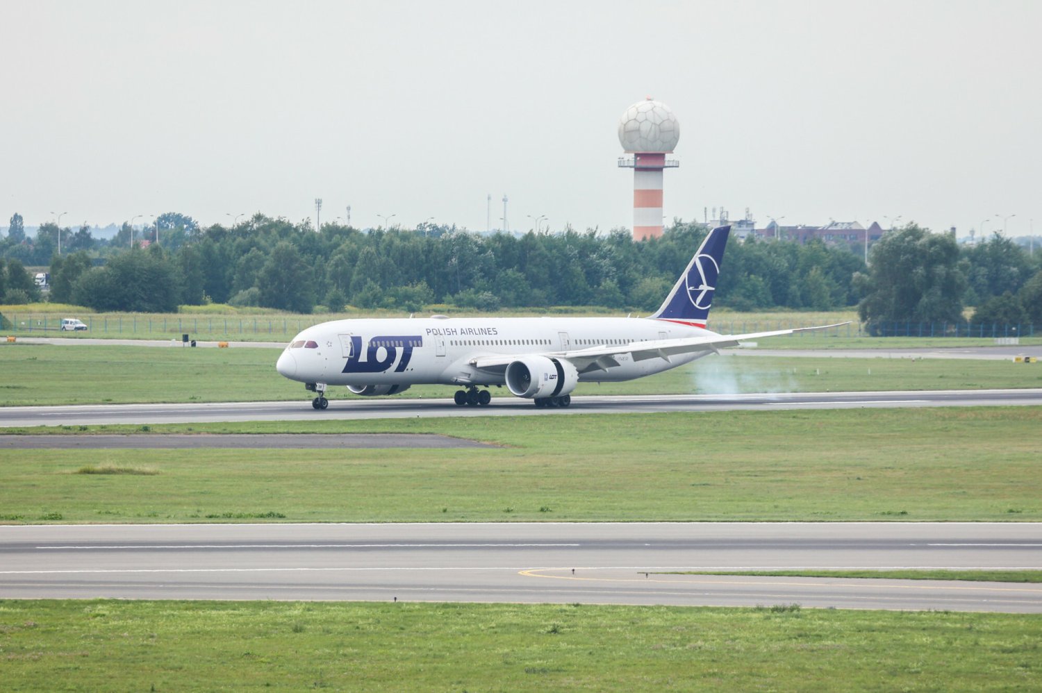 Samolot Polskich Linii Lotniczych LOT zawrócił do Polski z powodu usterki układu hydraulicznego. Dremliner LOT-u.