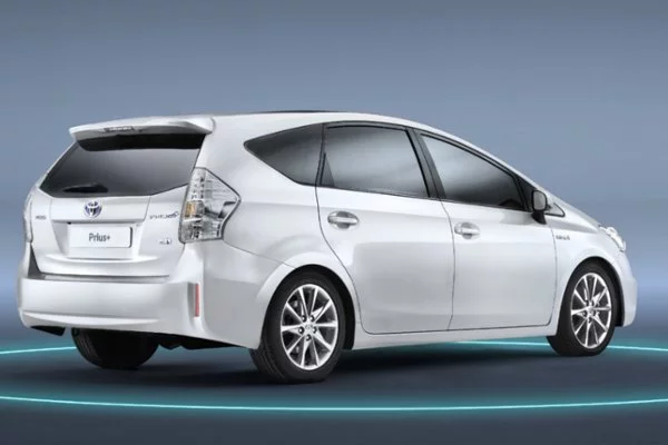 Toyota Prius - ceny od 99900zł. Ceny Prius Plug In (z możliwością ładowania baterii z gniazdka) zaczynają sie od 146 900 zł.