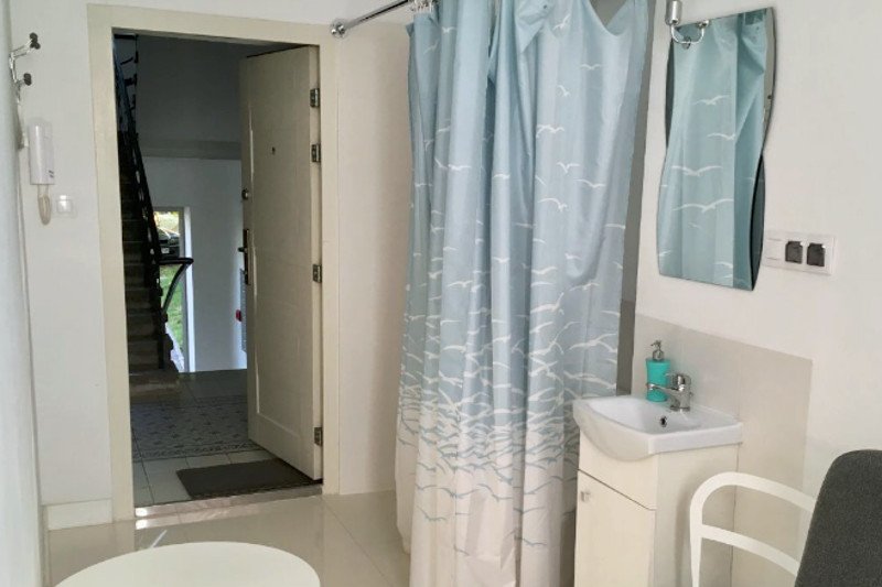 Kawalerka do wynajęcia od zaraz – ponad 8 m kwadratowych za 750 złotych plus czynsz i media.