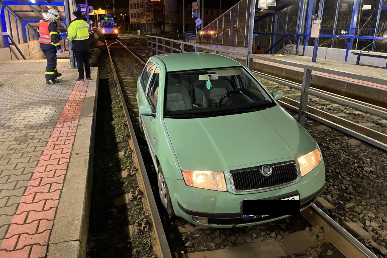 21-latka wjechała skodą na torowisko tramwajowe.