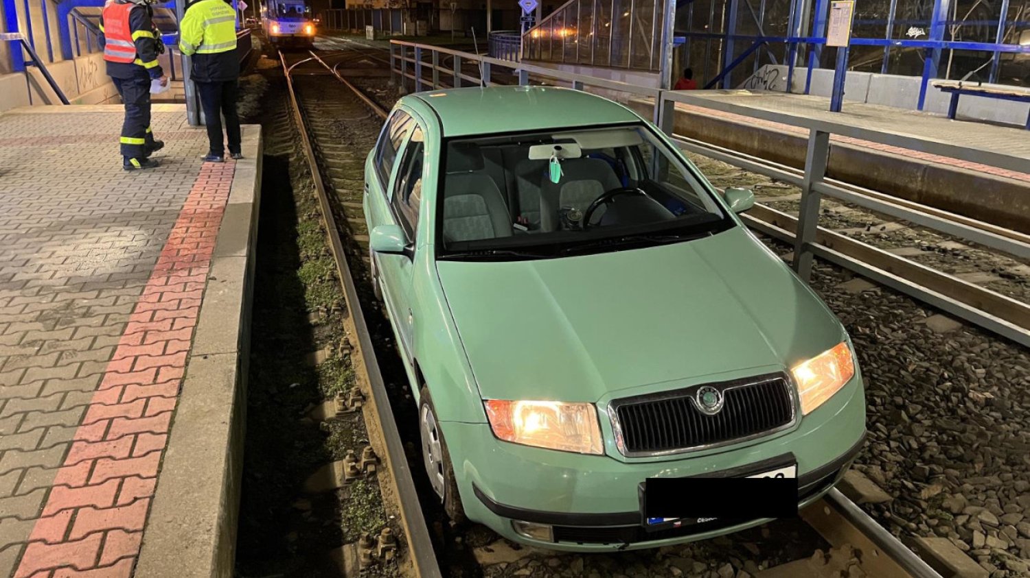 21-latka wjechała skodą na torowisko tramwajowe.