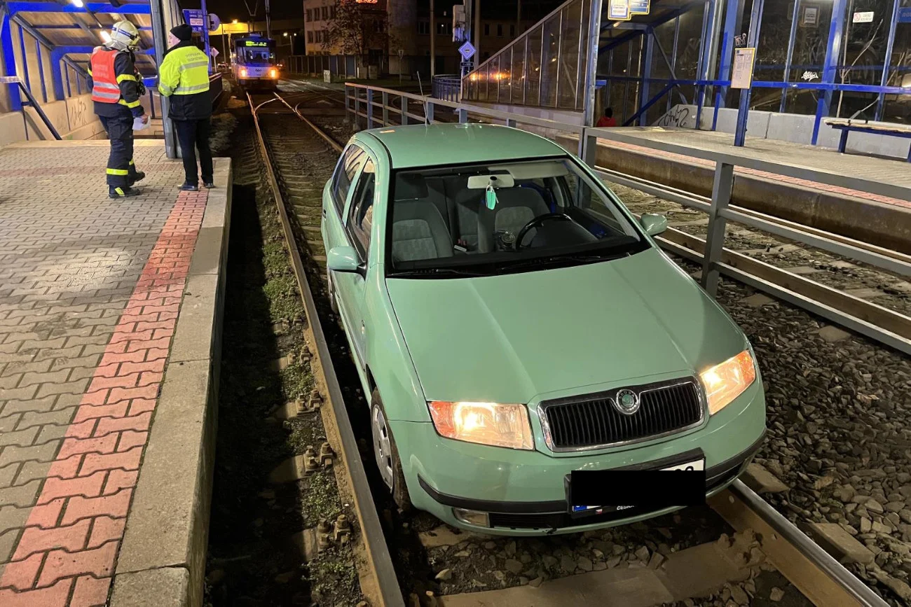 21-latka wjechała skodą na torowisko tramwajowe.