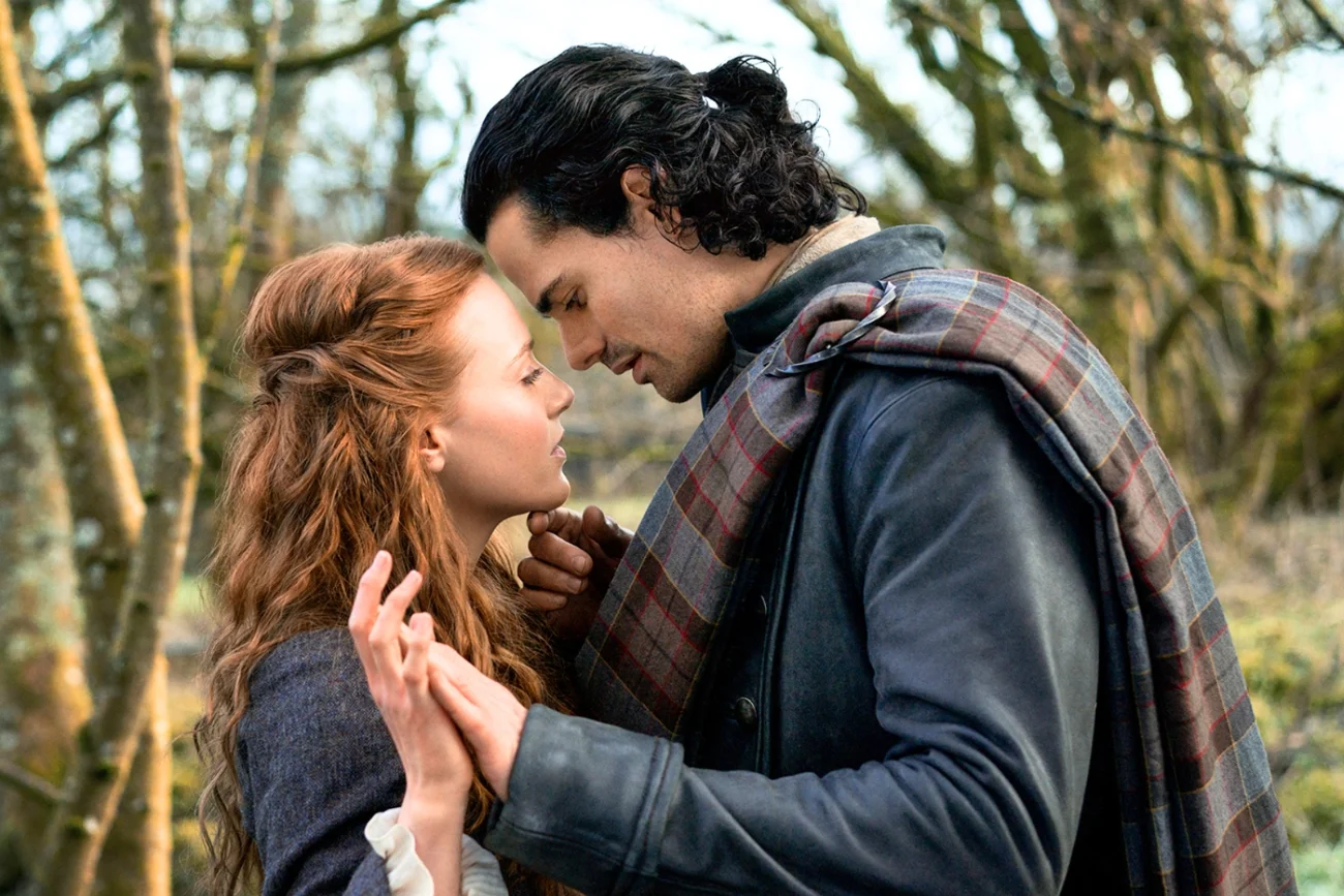 Harriet Slater i Jamie Roy w serialu "Outlander: Krew z krwi"