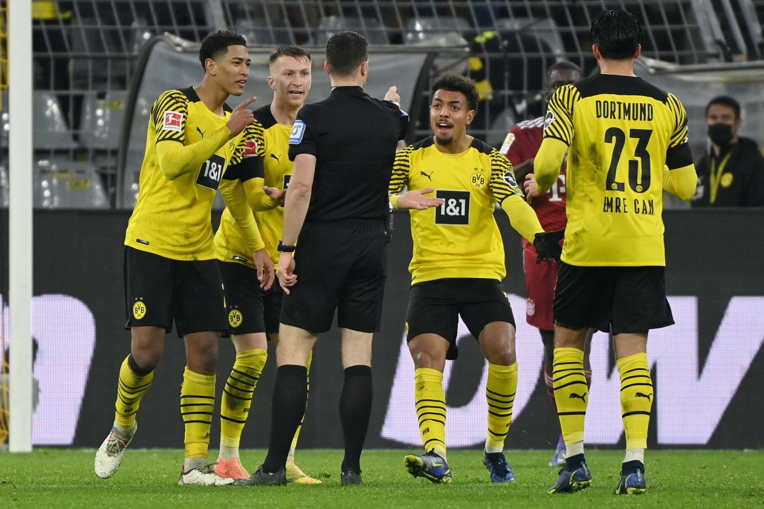 Sędzia Felix Zwayer wzburzył piłkarzy i trenerów Borussii Dortmund w klasyki z Bayernem Monachium