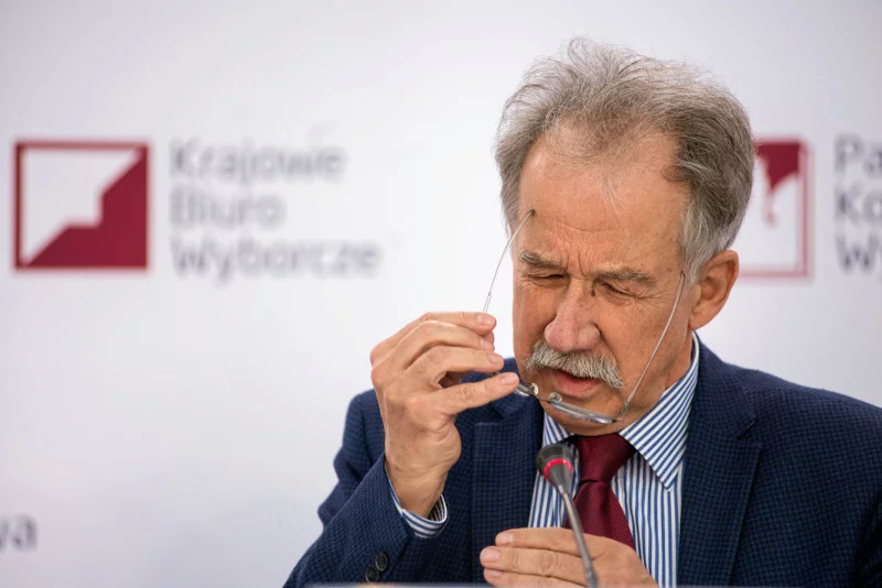 PKW przedstawia ostateczne wyniki II tury wyborów samorządowych, na zdjęciu przewodniczący Wojciech Hermeliński.