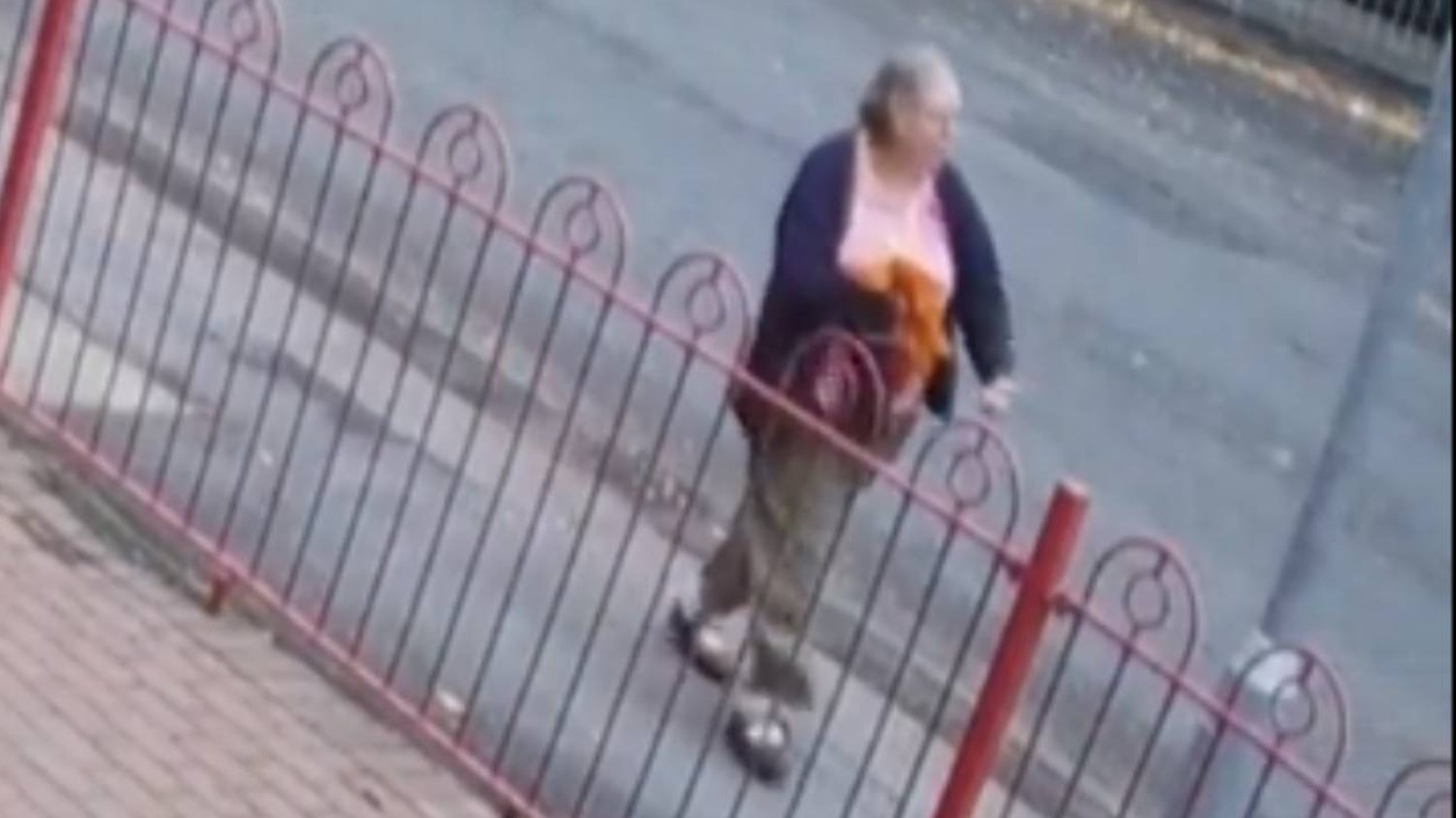 Pomachała do rowerzystki, a ta wpadła pod auto. Została skazana za śmierć