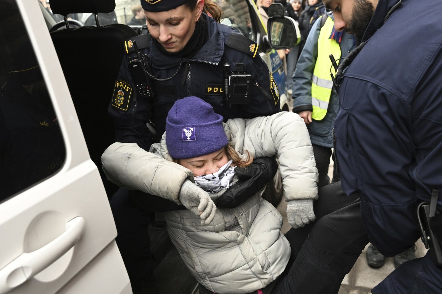 Greta Thunberg znów ma kłopoty. Policja aż musiała usunąć ją siłą.