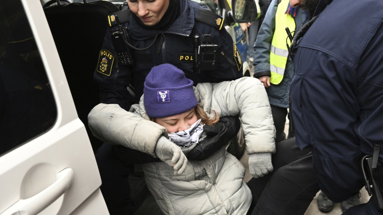 Greta Thunberg znów ma kłopoty. Policja aż musiała usunąć ją siłą.