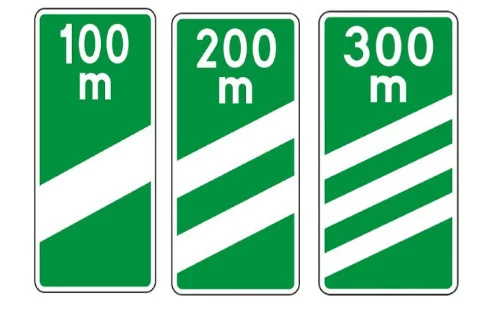 Tablice wskaźnikowe na drodze ekspresowej umieszczane w odległości 100 m, 200 m i 300 m przed pasem wyłączania Nowe znaki drogowe: Tablice wskaźnikowe na drodze ekspresowej umieszczane w odległości 100 m, 200 m i 300 m przed pasem wyłączania.