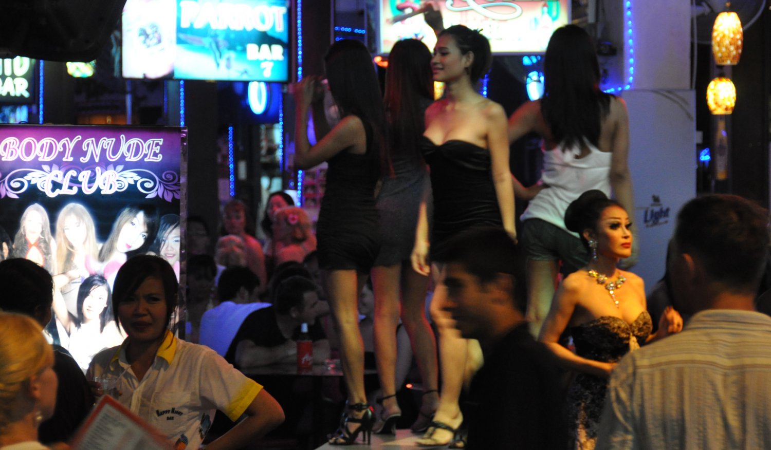 dziewczyny przed gogo-barem