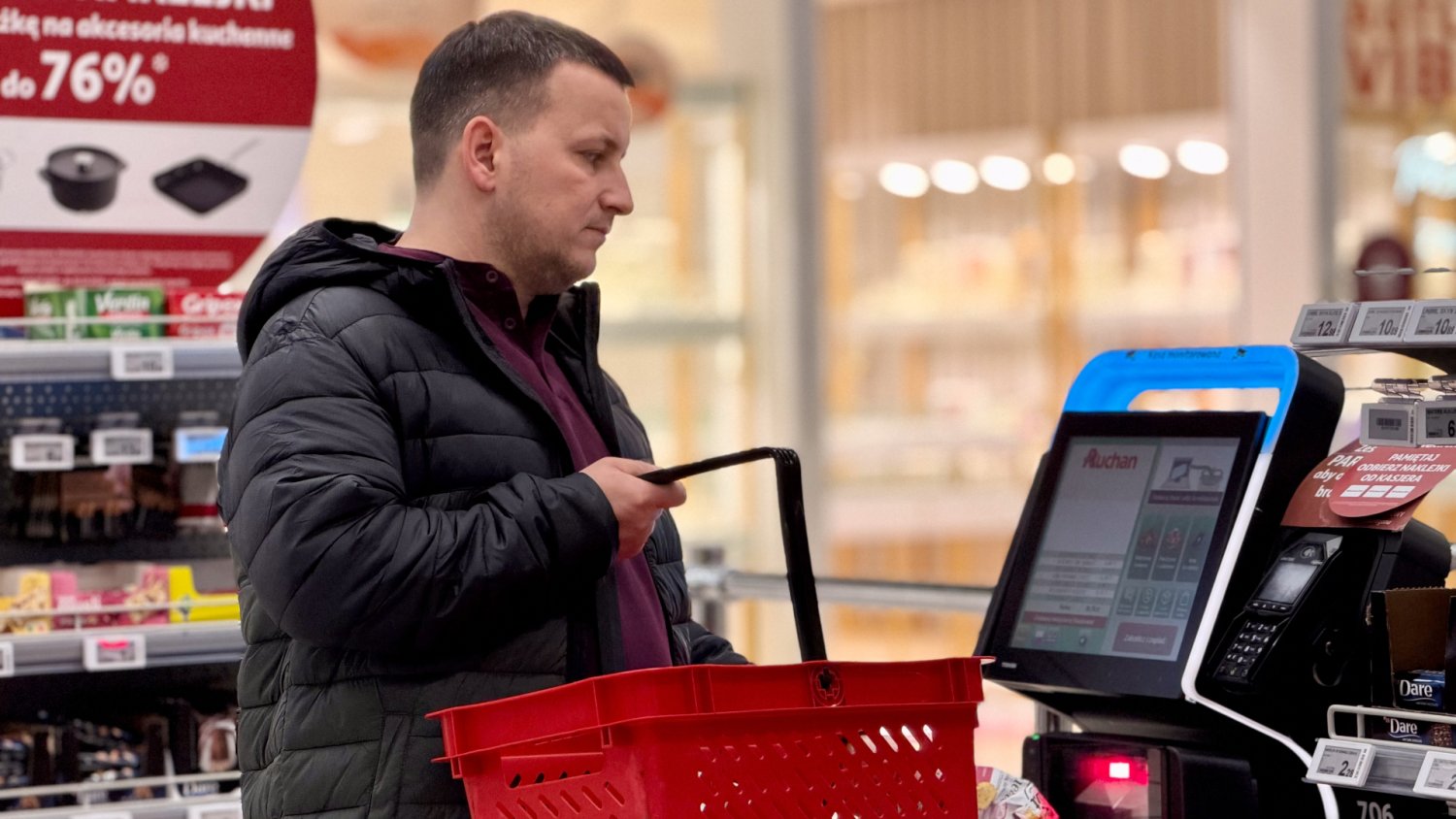 Zakupy są coraz droższe, choć inflacja spada. Paradoks da się wytłumaczyć