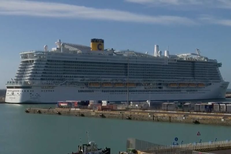 Wycieczkowiec znajduje się w porcie Civitavecchia.