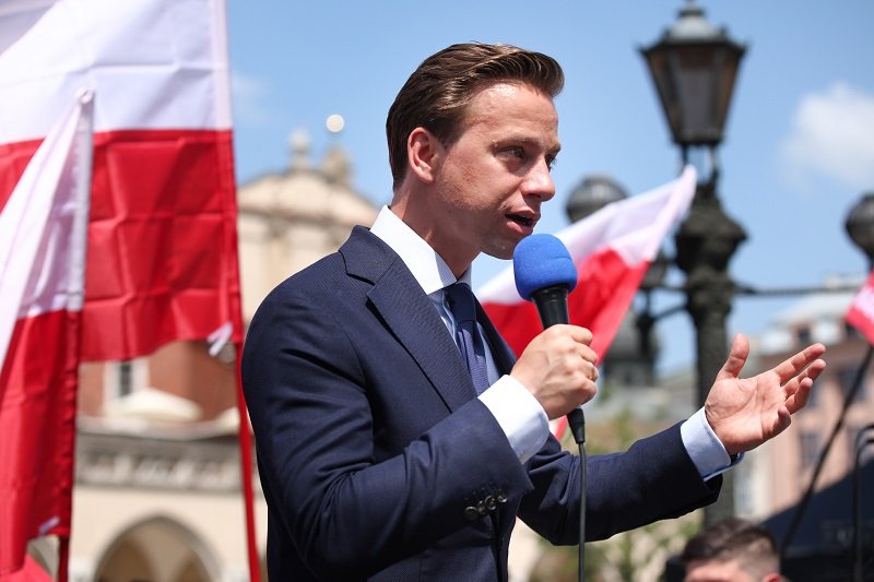 Krzysztof Bosak pokazał, jak wiele różni go z Andrzejem Dudą.