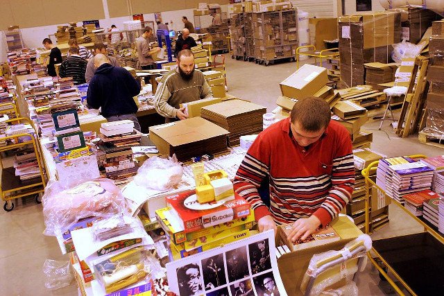 Zaplecze internetowej księgarni godzina 20.30. Według PiS to grube ryby do oskubania nowym podatkiem