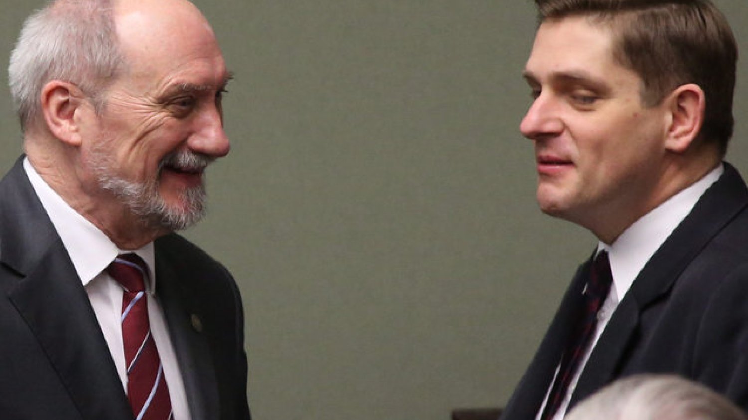 Niemieckie media twierdzą, że wiceminister obrony Bartosz Kownacki ma podejrzane kontakty z Rosją. Ku zaskoczeniu wszystkich, Antoni Macierewicz nie zająknął się na ten temat ani przez chwilę.