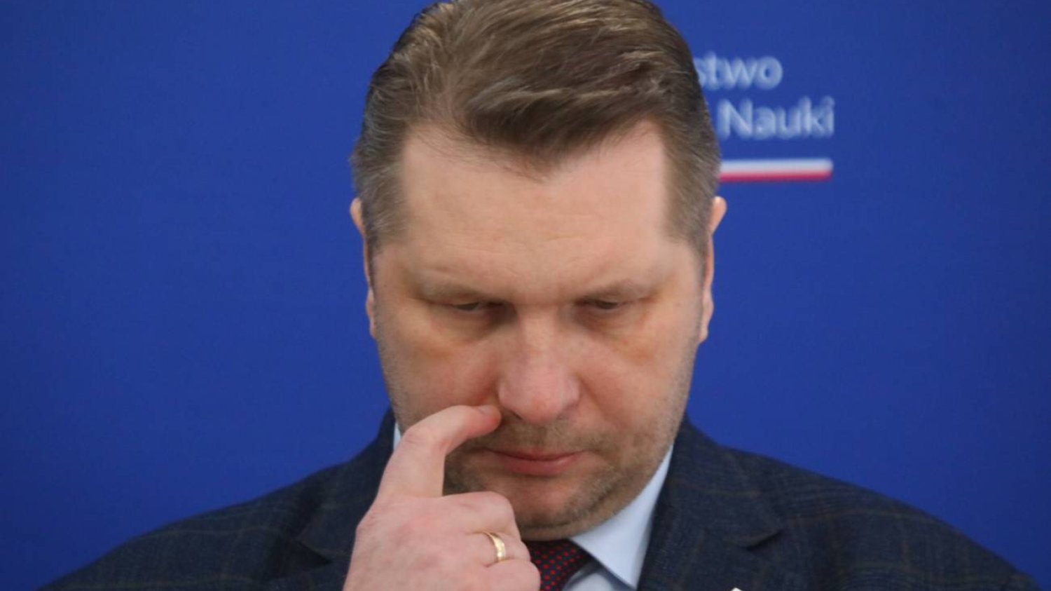 Tak wygląda statuetka Dzbana Roku dla Czarnka. Jest wielka i z... podobizną